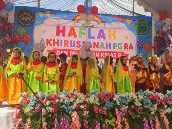 RA Perwanida Campurejo Gelar Pentas Seni dan Pelepasan Siswa Kelas B RA Perwanida Campurejo Gelar Pentas Seni dan Pelepasan Siswa Kelas B